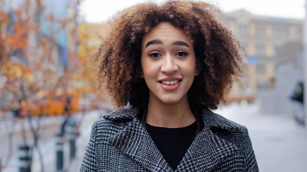Junge Schöne Mädchen Teenager Millennial Afroamerikanerin Mit Lockigem Haar Steht — Stockfoto