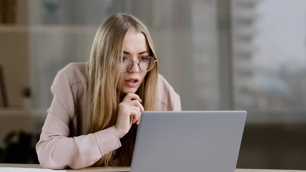 Gros Plan Choqué Femme Affaires Caucasienne Étudiante Travailleur Utilisateur Recevant — Photo