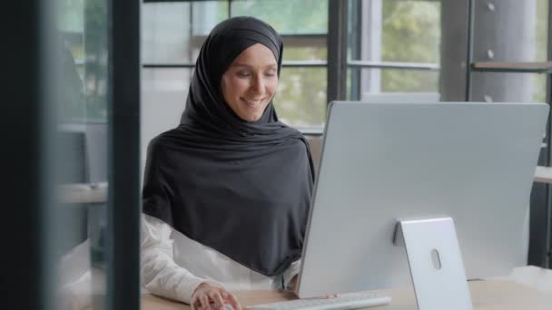 Mutlu Arap Kadını Tesettürlü Klavyede Daktilo Kullanıyor Bilgisayar Üzerinde Çalışıyor — Stok video