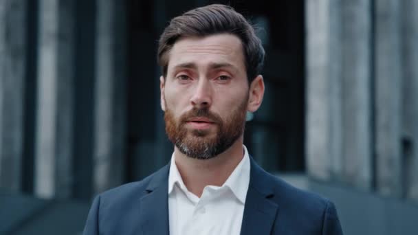 Männliches Unternehmensporträt Peinlich Berührt Unzufriedener Mann Führer Blick Auf Kamera — Stockvideo