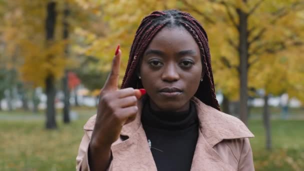 Κοντινό Πλάνο Σοβαρή Εστιασμένη Αφροαμερικανή Γυναίκα Στέκεται Εξωτερικούς Χώρους Κοιτάζοντας — Αρχείο Βίντεο