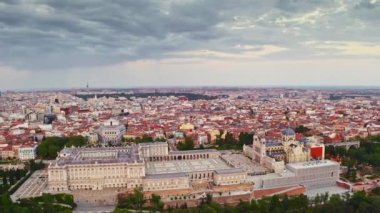 Uçan insansız hava aracı ünlü turist durağı Madrid 'deki Kraliyet Sarayı' nın büyük tarihi kompleksi İspanya kraliyet ailesinin resmi konutu ağır çekim panoramik çekim. Yüksek