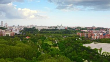 Gökyüzünden tarihi yeşil park şehri Madrid başkenti İspanya güzel doğal manzara ünlü turistik bölge eski av ormanı eski kraliyet sarayı İspanyol kraliyet ailesinin resmi ikamet yeri