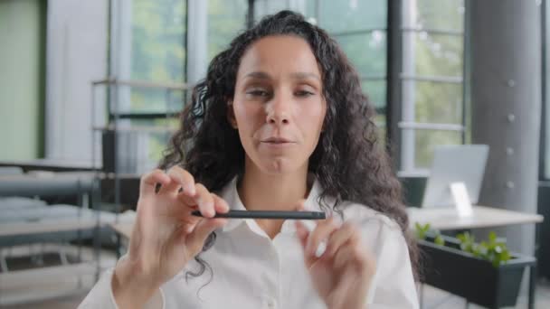 Ung Söt Kvinna Manager Ledare Kommunicerar Videosamtal Förhandlar Förklarar Detaljerna — Stockvideo