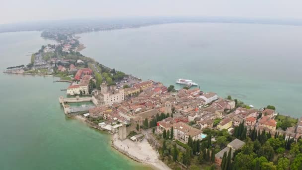 Blick Von Oben Einzigartiges Urlaubsziel Norditalien Sirmione Berühmtesten Ferienort Gardasee — Stockvideo