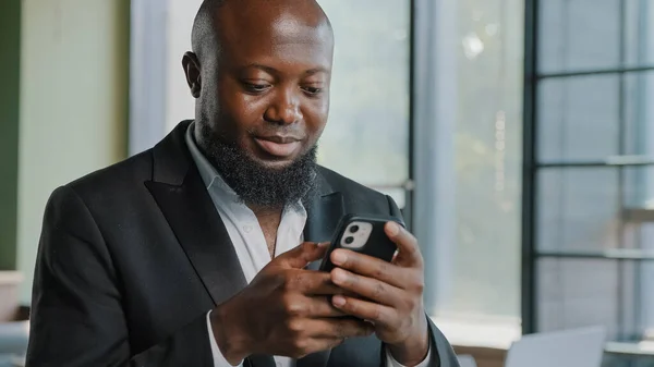 African American Adult Businessman Bearded Male Employee Chatting Cell App — Photo