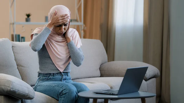 Мусульманская Арабская Женщина Розовом Хиджабе Сидит Диване Работает Помощью Ноутбука — стоковое фото
