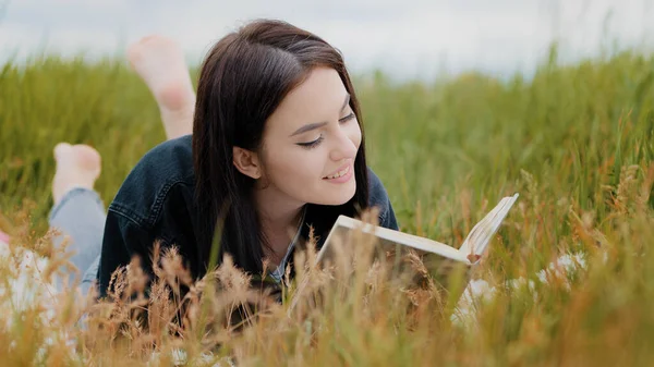 Young Attractive Brunette Caucasian Woman Girl Lying Grass Pretty Teenage — Stock Fotó