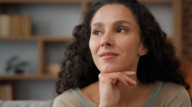 İç mekan portresi aşırı yakın kadın yüzü mükemmel cilt makyajı düşünceli düşünceli İspanyol 30 'lu yaşlardaki kadın evde başınızı yana çevirin ve kameraya gülümseyen dişli gülümsemeye bakın.