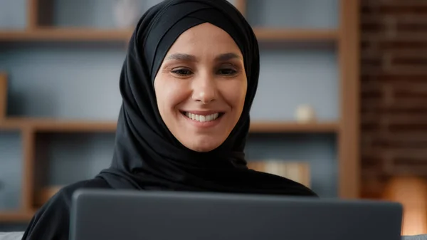 Close Musulmana Araba Donna Islamica Hijab Guardando Computer Portatile Schermo — Foto Stock