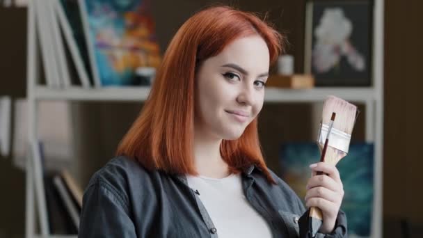 Sorrindo Amigável Menina Ruiva Caucasiana Pintor Artista Professor Arte Segurando — Vídeo de Stock