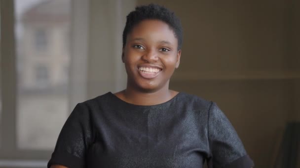 Afroamerikanerin Lächelt Posiert Drinnen Blick Die Kamera Zeigt Herzform Mit — Stockvideo
