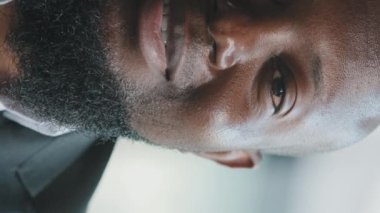 Dikey erkek portresi Afro yetişkin iş adamı patron katip öğretmen avukat müvekkil Amerikan sakallı etnik pozitif adam siyah takım elbise giyiyor neşeli gülümseyen kameraya bakıyor