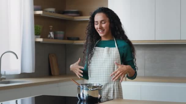 Aktive Lustige Hausfrau Schöne Frau Arabisch Hispanische Dienstmädchen Koch Trägt — Stockvideo
