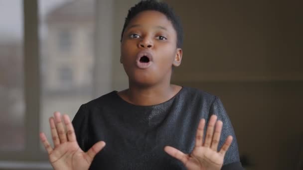 Enojado Africano Chica Mujer Respuesta Ola Cabeza Negativa Opinión Actitud — Vídeos de Stock
