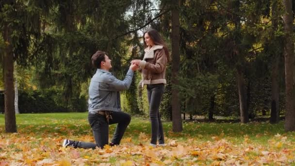 Впевнений Молодий Чоловік Стоїть Одному Коліні Осінньому Парку Робить Шлюбну — стокове відео