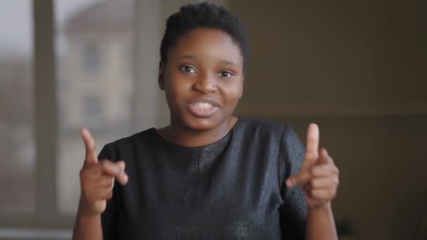 Afroamerikanisch Birassische Frau Antwort Unterstützung Mädchen Sprechen Blick Die Kamera — Stockvideo