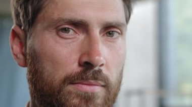 Ön cephede erkek portresi yakın plan ciddi dalgın rüya planlayan adam kameraya yüzünü dön dişlek mutlu diş reaksiyonu iyi fikir işadamı gülümseyerek bak