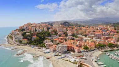 Uçan insansız hava aracı limanı Maurizio İtalyan Avrupa cennet adası lagünü Liguria bölgesinde deniz kıyısı kıyısı olan tepede lüks yat körfezi için Akdeniz kıyısı olan bir villa vurdu.