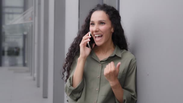 Delight Kaukasisch Latijns Spaanse Gelukkig Glimlachen Gelukkig Succes Vrouw Buurt — Stockvideo