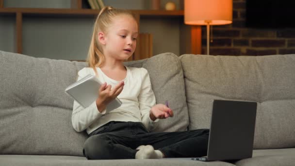 Happy Caucasienne Préadolescente Élève Petit Enfant Assis Dans Pose Confortable — Video