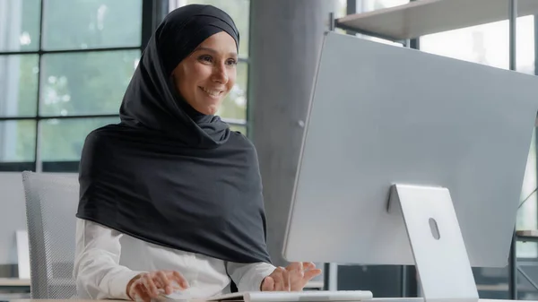 Young Arab Businesswoman Hijab Working Computer Smiling Enjoying Office Work — Stockfoto