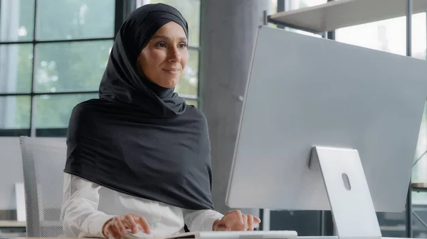 Young Arab Businesswoman Hijab Working Computer Smiling Enjoying Office Work — Stockfoto