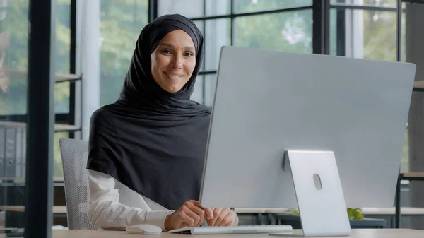 Confident Successful Elegant Arab Businesswoman Typing Computer Attractive Muslim Female — Foto Stock