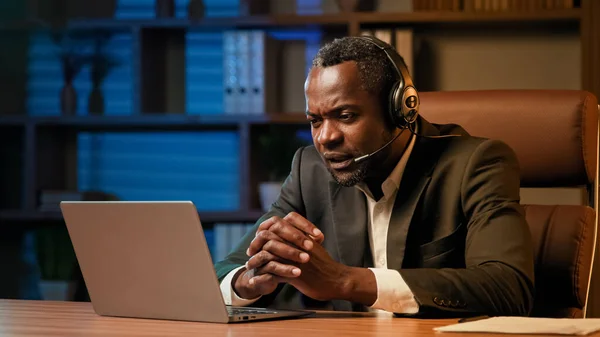 Office Worker Headphones Communicates Client Headset Laptop Male Psychologist Talking — Foto de Stock