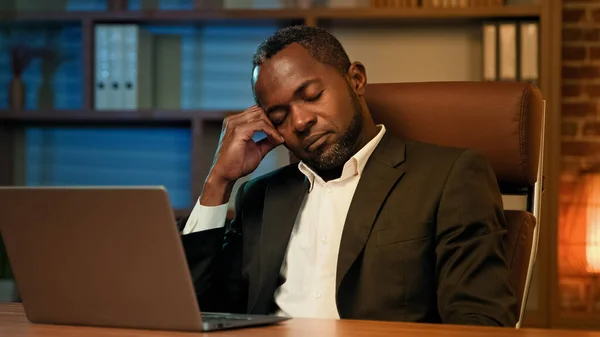 Cansado Hombre Negocios Somnoliento Aburrido Trabajo Quedarse Dormido Escritorio Oficina — Foto de Stock