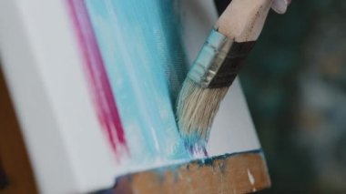 Kapalı boya fırçası çizgileri. Renkli çizgiler. Tuvale pembe kırmızı renkler. Tanınmayan bir ressam.