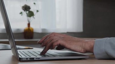 Yetişkin iş kadını profesyonel kullanıcının elleri bilgisayar klavyesinde oturuyor ev ofis masasında oturmuş, teknoloji yazılım uygulamalarıyla çalışan müşteriye e-posta atıyor yan görünümü kapatıyorlar.
