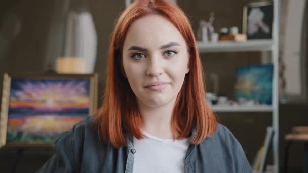 Nahaufnahme Hipster Studentin Kunstkurs Dame Kaukasische Rothaarige Künstlerin Malerin Designerin — Stockvideo