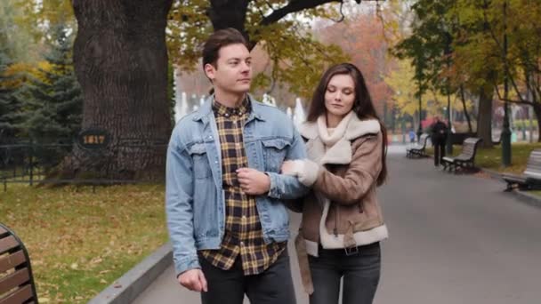 Jóvenes Casados Familia Caminando Calle Otoño Parque Agradable Hablar Soñando — Vídeo de stock