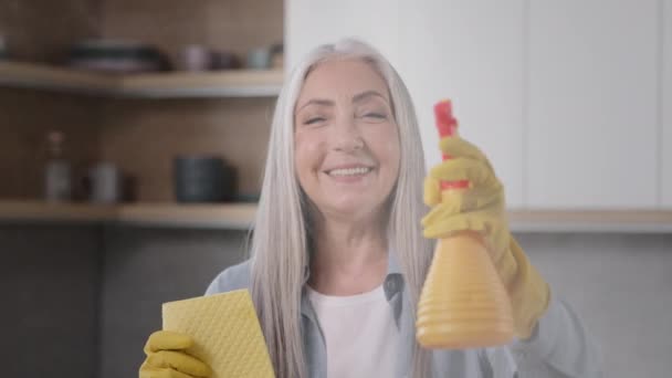 Verspielte Hausfrau Ältere Kaukasische Oma Hausmeister Trägt Gelbe Gummihandschuhe Posiert — Stockvideo