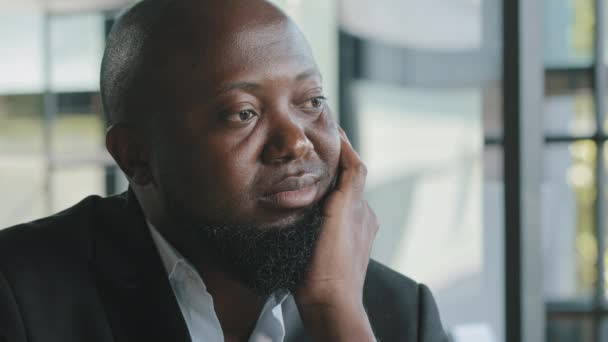 Traurig Unglücklich Verträumte Afroamerikaner Übergewicht Größe Bärtige Mann Geschäftsmann Fühlen — Stockvideo
