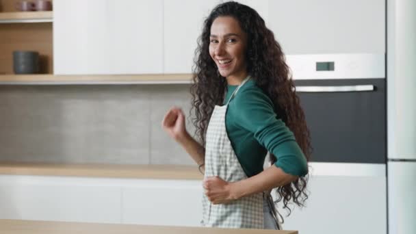 Speelse Arabische Vrouw Huisvrouw Energieke Moeder Huisvrouw Nemen Pauze Van — Stockvideo