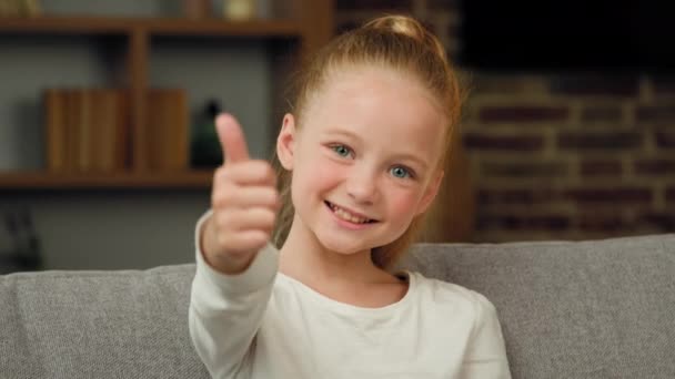 Πορτρέτο Καυκάσιος Ευτυχής Ικανοποιημένη Ξανθιά Κορίτσι Μικρό Θετικό Παιδί Κοιτάζοντας — Αρχείο Βίντεο