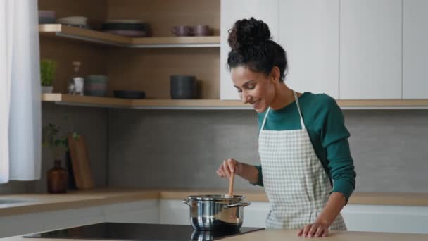 Mãe Árabe Esposa Chef Cozinhar Sopa Fervente Fogão Borsch Ucraniano — Vídeo de Stock