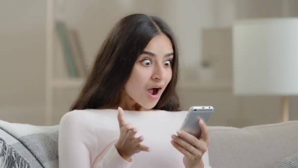 Překvapený Dospívající Dívka Použít Mobilní Telefon Rezervace Tickety Line Aby — Stock video