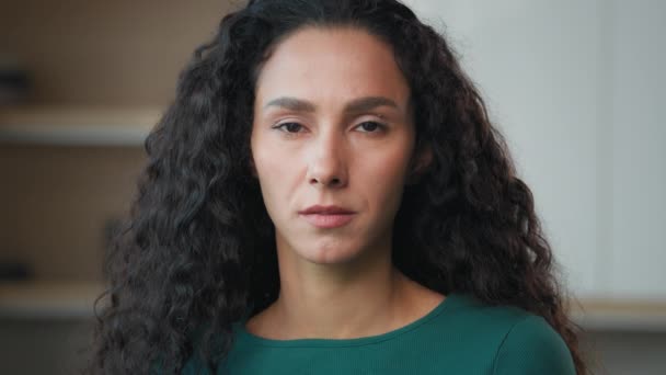 Triste Déprimé Femme Arabe Hispanique Bouleversé Femme Stand Alone Dans — Video
