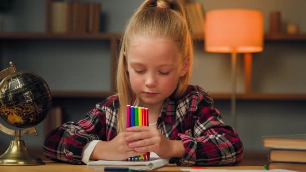 Biała Dziewczynka Malutka Rysuje Tęczę Kolorowych Ołówków Bawić Się Samodzielnie — Wideo stockowe