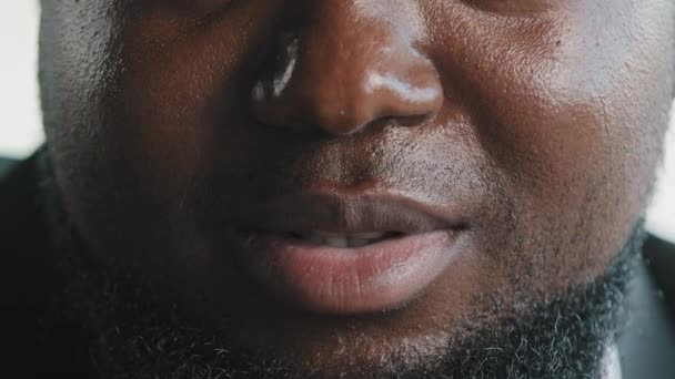 Close African Male Face Portrait Bearded Size Man Pengusaha Speaker — Stok Video