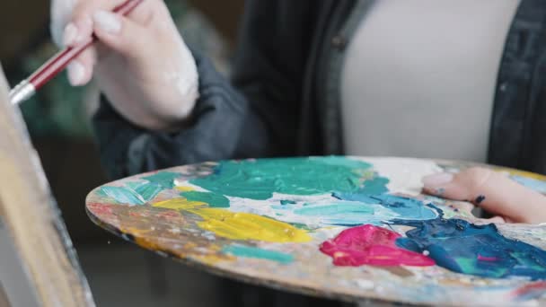 Zbliżenie Kobieta Ręka Artysta Malarz Farby Rysuje Tworzenie Nowych Prac — Wideo stockowe