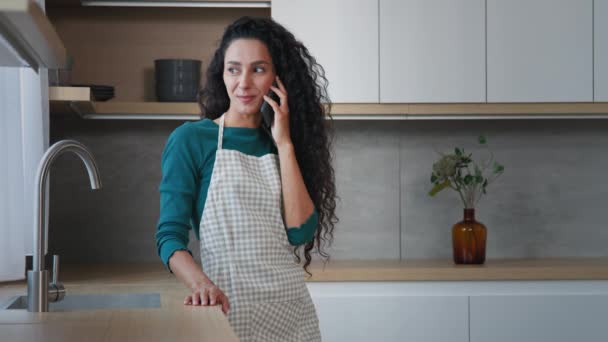 Bastante Árabe Rizado Mujer Madre Ama Casa Con Delantal Pie — Vídeos de Stock