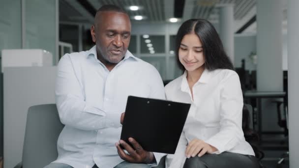 Diversos Parceiros Negócios Sentam Escritório Discutir Instrução Papel Empresário Africano — Vídeo de Stock