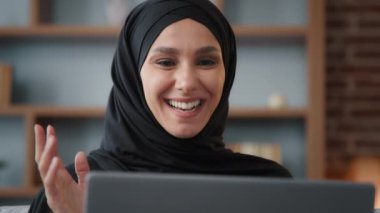 Portre başı, tesettürlü Müslüman Arap kadın kız arkadaş canlısı uzaktan kumandalı sanal sohbetler dizüstü bilgisayar hizmetleri konferans uygulaması ile görüntülendi.