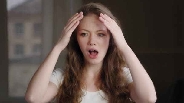 Närbild Ung Vacker Blond Kvinna Står Inomhus Chockad Dåliga Nyheter — Stockvideo