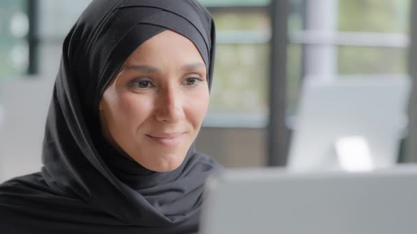 Roztomilý Pozitivní Arabsky Žena Hidžábu Dívá Notebook Obrazovce Úsměvem Sledování — Stock video