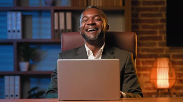 面白いビデオを見て笑ってノートパソコンの画面を見て陽気な喜びのプロのビジネスマンオフィスの労働者男性マネージャーは インターネット上でリラックスして見て笑う職場で休憩ソーシャルネットワークを閲覧楽しい — ストック動画